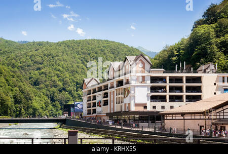 Mountain Resort: wunderschöne mehrstöckige Gebäude, das komfortable Hotel befindet sich am Fuße des Berges. Stockfoto