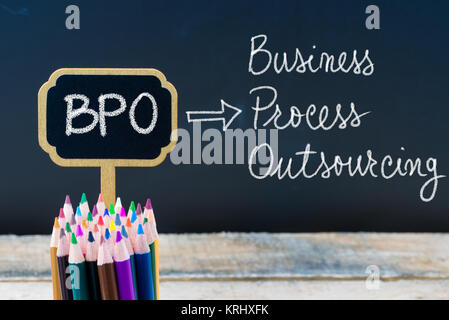 Business Akronym BPO Business Process Outsourcing mit Kreide auf Holz mini Blackboard Labels geschrieben Stockfoto