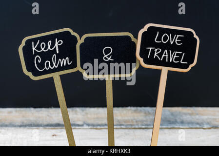 Halten Sie Ruhe und liebe Reisen Nachricht auf Etiketten Mini-Tafel mit Kreide geschrieben Stockfoto