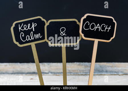 Ruhe bewahren und Trainer Nachricht mit Kreide auf mini Blackboard Labels geschrieben Stockfoto