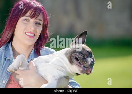 Schöne junge Frau mit ihrem Hund französische Bulldogge Stockfoto