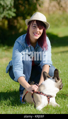 Schöne junge Frau mit ihrem Hund französische Bulldogge Stockfoto