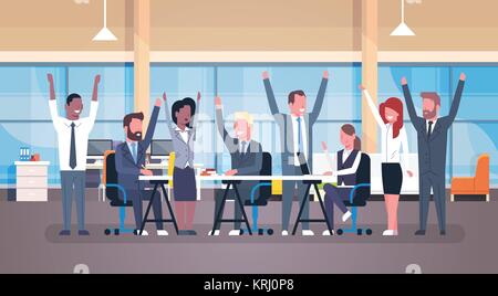 Fröhliche Business Team zusammen sitzen am Schreibtisch zufrieden Gruppe erfolgreicher Geschäftsleute mit erhobenen Händen in modernen Büro Stock Vektor