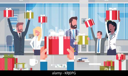 Arbeitnehmer Bonus Konzept fröhliche Business People Team halten Roten Geschenkboxen in modernen Büro gerne Gruppe erfolgreicher Geschäftsleute mit erhobenen Händen Stock Vektor