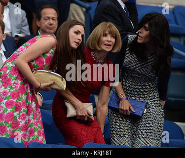 NEW YORK, NY – AUGUST 31: Anna Wintour Bee Shaffer Cheryl scharf und John Paulson während der Eröffnungszeremonie am ersten Tag der US Open 2015 im USTA Billie Jean King National Tennis Center am 31. August 2015 im Viertel Flushing im Stadtteil Queens von New York City. Personen: Anna Wintour Stockfoto