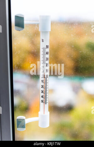 Outdoor Thermometer auf home Fenster Glas im Herbst Stockfoto