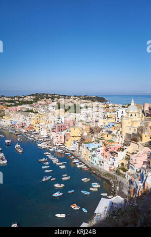 Marina Corricella von oben, der berühmten Fisherman Village - Insel Procida, Golf von Neapel, Italien Stockfoto