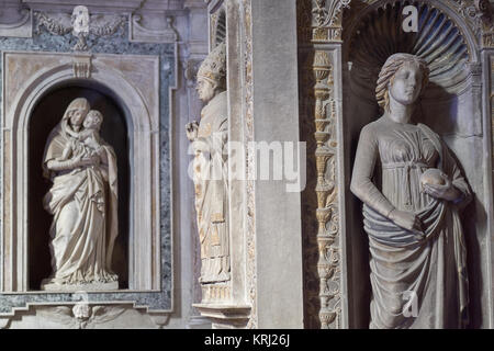 Nahaufnahme des Inneren religiösen Skulpturen in der alten Kirche San Giovanni a Carbonara in Neapel, Italien Stockfoto