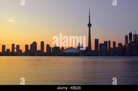 In der Innenstadt von Toronto, Kanada, Skyline bei Sonnenuntergang mit einem orangen und blauen Himmel von Stationen Insel Stockfoto