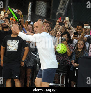 NEW YORK, NY - 24. August: Tennisspieler Rafael Nadal, Serena Williams, Genie Bouchard, Nick Kyrgious, Maria Sharapova, Pete Sampras, Andre Agassi, Madison Tasten, Roger Federer, Grigor Dimitrov und John McEnroe Besuchen von Nike "NYC street Tennis" Veranstaltung am 24. August 2015 in New York City People: Andre Agassi Stockfoto