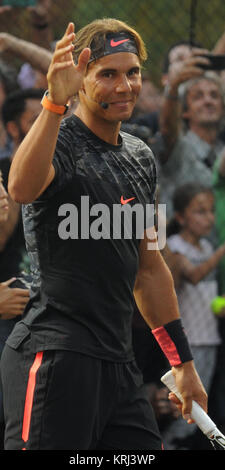 NEW YORK, NY - 24. August: Tennisspieler Rafael Nadal, Serena Williams, Genie Bouchard, Nick Kyrgious, Maria Sharapova, Pete Sampras, Andre Agassi, Madison Tasten, Roger Federer, Grigor Dimitrov und John McEnroe Besuchen von Nike "NYC street Tennis" Veranstaltung am 24. August 2015 in New York City People: Rafael Nadal Stockfoto