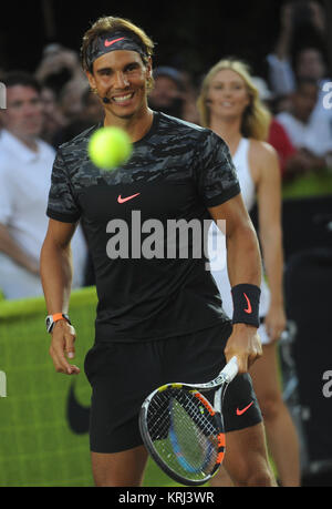 NEW YORK, NY - 24. August: Tennisspieler Rafael Nadal, Serena Williams, Genie Bouchard, Nick Kyrgious, Maria Sharapova, Pete Sampras, Andre Agassi, Madison Tasten, Roger Federer, Grigor Dimitrov und John McEnroe Besuchen von Nike "NYC street Tennis" Veranstaltung am 24. August 2015 in New York City People: Rafael Nadal Stockfoto