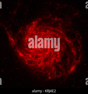 Die rote Farbe zeigt Spitzers Ansicht im infraroten Licht. Sie hebt die Wärme durch Staub Gassen in der Galaxie, wo Sterne bilden können. Messier 101 (rote Komponente, durch das Weltraumteleskop Spitzer erfasst) Stockfoto