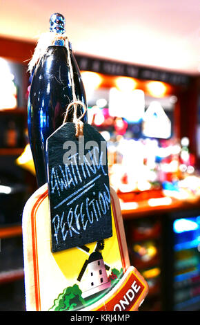 Warten auf die Perfektion Hand in Kreide auf Tafel hängen von der Pumpe geschrieben Griff auf Fass Bier im Pub Stockfoto