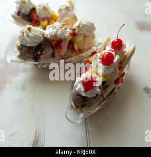 Banana Splits auf einem weißen rustikalen Holztisch. Stockfoto