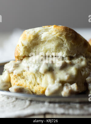 Kekse mit Würstchen Soße auf einem Silbertablett. Stockfoto