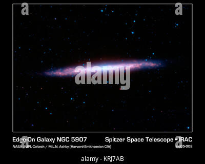 Die Spiralgalaxie NGC 5907, die manchmal als die des Galaxy plinter' bekannt wegen seiner ungewöhnlichen Optik, ist im Sternbild Drache. Es ist ziemlich hell, und scheint, längliche, weil es eine Kante hat - auf die Ausrichtung von der Erde aus gesehen. Er hat auch eine starke Gruppe von Staub Gassen, auf diesem Bild sichtbar von NASA's Spitzer Space Telescope als rote Features. Die zentrale Lane ist so auf der sichtbaren Wellenlängen, wo es den Blick auf die Starlight ausgesprochen, dass die Galaxie war einmal für zwei Objekte verwechselt und zwei Einträge in der ursprünglichen Neue allgemeine Katalog angegeben. Der Katalog, publis Stockfoto