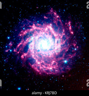 Astronomen mit der NASA-Weltraumteleskop Spitzer haben diese Infrarot Bild der Spiralgalaxie M74 erstellt, wie von Spitzers Infrared array Kamera gesehen. Die blauen Punkte sind heißes Gas und Sterne. Der Galaxie cool Staub wird in Rot dargestellt. Das Bild ist eine falsche - Farbe, infrarot Composite, in denen 3,6-µm-LED blau, 4,5-µm-Led leuchtet grün und 8-µm-LED ist rot. Die NASA-Weltraumteleskop Spitzer Blick auf M74 Stockfoto