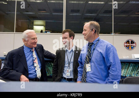 Datum: 7-10-09 Ort: Geb. 30 - Apollo Mission Control Betrifft: Ehemalige Apollo 11 Astronaut Buzz Aldrin in einem Interview mit CBS News Fotograf: Lauren Harnett Buzz in Mission Control - 7/8 Stockfoto