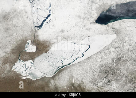 Anfang März 2007, Eis erweiterte und zog sich über die Oberfläche des Lake Erie, entlang der Vereinigten States-Canada Grenze. Die Moderate Resolution Imaging Spectroradiometer (MODIS) modis.gsfc.nasa.gov auf der NASA-aqua.nasa.gov/ Aqua Satelliten erfasst Cloud-free Bilder der wechselnden See am 9. März (oben) und 13. März (unten). Im Bild am 9. März genommen, Eis fast vollständig verdeckt den See, aber Wasser späht durch große Risse über dem Gewässer. Im Bild am 13. März, nur dünne, transparente Layer eisfrei bleiben - in der östlichen Hälfte und in der Nähe der westlichen Spitze. Weniger d Stockfoto