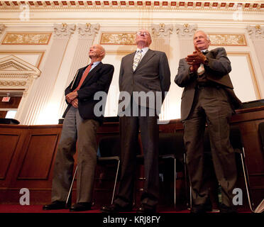 Apollo 11 Astronauten, von links, Michael Collins, Neil Armstrong und Buzz Aldrin stehen in Anerkennung der Astronaut John Glenn während der US-Abgeordnetenhaus Ausschuss für Wissenschaft und Technologie Tribut an die Apollo-11-Astronauten am Cannon House Office Building auf dem Capitol Hill, Dienstag, 21. Juli in Washington 2009. Der Ausschuss stellte die drei Astronauten der Apollo 11 mit einer gestalteten Kopie von Resolution 607 ihre Leistungen ehrt, und kündigte Durchgang der Gesetzgebung und John Glenn der Congressional Gold Medal. Photo Credit: (NASA/Bill Ingalls) Apollo 11 cr Stockfoto