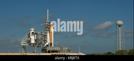 Das Space Shuttle Discovery ist für den Start der STS-128 Mission von Pad 39a am Kennedy Space Center in Cape Canaveral, Fla., Montag, 12.08.24, 2009 balanciert. Die "Discovery" frühen Dienstag Morgen zu starten. Photo Credit: (NASA/Bill Ingalls) Entdeckung für den Start der STS-128 balanciert Stockfoto