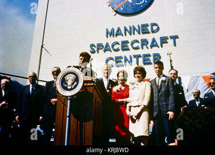 Feb.23, 1962--Astronaut John Glenn Jr. ist von Präsident John F. Kennedy nach Glenn's historische erste ausgezeichnet besetzten orbitalen Flug, Mercury-Atlas 6. Die Zeremonie wurde vor dem Hangar S der Cape Canaveral Air Force Station statt. Glenn's Links sind seine Frau Annie, Tochter, Lyn und seinem Sohn David. Photo Credit: NASA/KSC-JohnGlenn-0009 (31400474191) Stockfoto