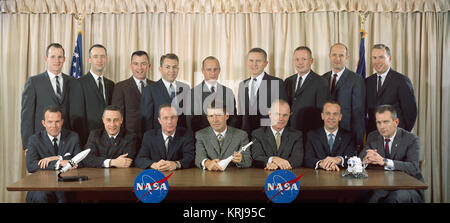 S63-01419 (1963)---die ersten beiden Gruppen von Astronauten ausgewählt, von der National Aeronautics and Space Administration (NASA).  Die ursprünglichen sieben Mercury Astronauten, gewählt im April 1959, links nach rechts, L. Gordon Cooper Jr., Virgil I. Grissom, M. Scott Carpenter, Walter M. Schirra Jr., John H. Glenn Jr., Alan B. Shepard Jr. und Donald K. Slayton sitzen. Die zweite Gruppe der NASA-Astronauten, die im September 1962 benannt sind, stehend nach rechts, links, Edward H. White II, James A. McDivitt, John W. Young, Elliot M. Siehe Charles Conrad Jr., Frank Borman, Neil A. Armstrong, Jr., Thomas p. Stafford und Stockfoto