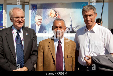 Botschafter der Vereinigten Staaten von Amerika, der Russischen Föderation, John Beyrle, Links, NASA Administrator Charles Bolden, Mitte, und Chief, staatliche Organisation, Gagarin Cosmonaut Training Forschung und Test Center, Sergej Krikaljow, für ein Foto kurz nach der erfolgreichen Sojus Start der Expedition 21 Flight Engineer Maxim Suraev, Expedition 21 Flugingenieur Jeffrey N. Williams und Raumflugteilnehmer Guy Laliberté, Mittwoch, September 30, 2009 in Baikonur, Kasachstan dar. Photo Credit: (NASA/Victor Zelentsov) John Beyrle, Charles Bolden und Sergej Krikaljow Stockfoto