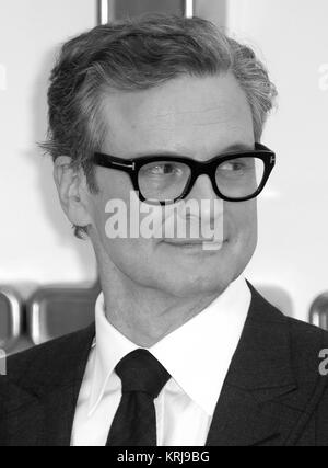 LONDON - Sept 18, 2017: (Bild digital geändert werden monochrom) Colin Firth besucht die Kingsman: Der goldene Kreis Weltpremiere im Odeon Leicester Square Stockfoto