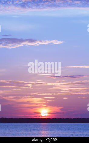 Sonnenaufgang auf einem Fluß in einem farbenfrohen Himmel mit Wolken. Stockfoto