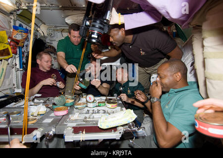 STS-129 ISS-21 Crew im Galley Stockfoto