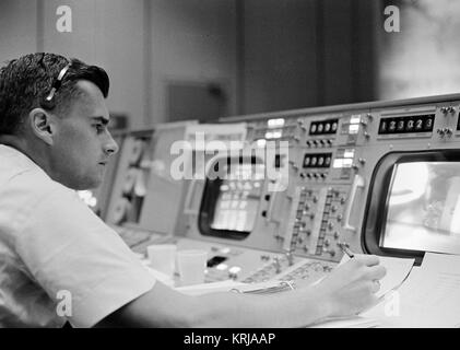 Roger B. Chaffee an einer Konsole im Mission Control Center, Houston, während die Gemini-Titan 3 Flug Stockfoto