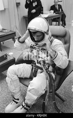 Gemini 3 John Young im Raumanzug 3 Stockfoto