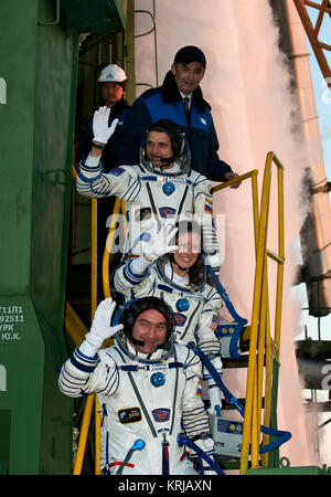 Expedition 23 Flugingenieur Mikhail Kornienko Russlands, top, NASA-Flugingenieur Tracy Caldwell Dyson der USA und Soyuz Kommandant Alexander Skvortsov Russlands, unten, Wave Abschied von der Unterseite der Sojus Rakete von Baikonur Kosmodrom in Baikonur, Kasachstan, Freitag, 2. April 2010. Kornienko, Caldwell Dyson und Skvortsov in ihrer Sojus TMA-18 Rakete vom Weltraumbahnhof Baikonur in Kasachstan gestartet am Freitag, 2. April 2010 um 10:04 Uhr Photo Credit: (NASA/Carla Cioffi) Expedition 23 Crew starten Stockfoto