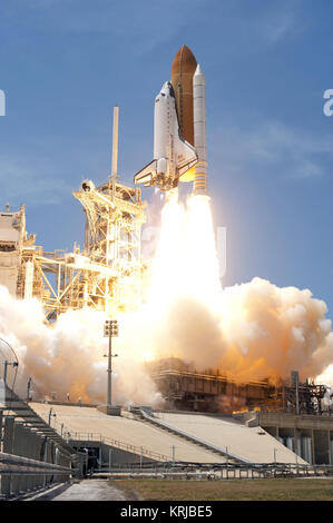 CAPE Canaveral, Florida-Space Shuttle Atlantis "twin Solid Rocket Booster c6625 die Sonde zu starten aus NASA Kennedy Space Center Launch Pad 39A und in den Orbit um 2:20 Uhr EDT am 14. Mai. An Bord der Atlantis, für seine letzten geplanten Flug, sind sechs Veteran der NASA-Astronauten. Atlantis' primäre Nutzlast für den STS-132 Mission ist das von Rußland gebaute Mini Research Module-1, die zusätzlichen Speicherplatz und eine neue Docking Port für russischen Sojus und Progress an Bord der Internationalen Raumstation. STS-132 ist die 132 shuttle Flug, der 32. für Atlantis Shuttle und der 34. Stockfoto