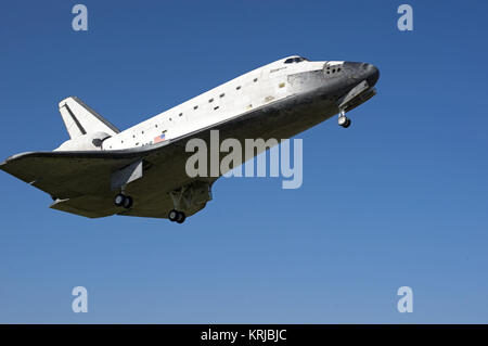 CAPE Canaveral, Florida-Aus dem Südosten, Space Shuttle Atlantis' Bauch ist sichtbar in einem kristall-klaren, blauen Himmel, wie es Ansätze Landebahn 33 am Shuttle Landing Facility des NASA Kennedy Space Center in Florida. Landung war um 8:48 Uhr EDT, Abschluss der 12-tägigen Mission STS-132 zur Internationalen Raumstation. Die sechs - die STS-132 Crew der Russischen durchgeführt - Mini Research Module-1 zur Raumstation gebaut. STS-132 ist der 34 Shuttle Mission auf der Station, die insgesamt 132. Shuttle-Mission und der letzten geplanten Flug für Atlantis. Weitere Informationen über die Mission STS-132 und CR Stockfoto