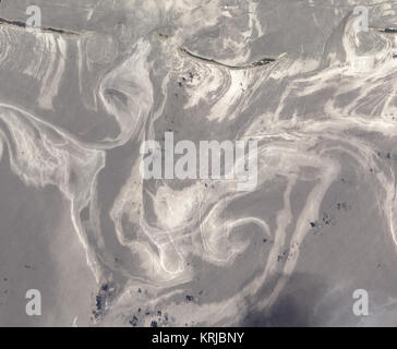 NASA-Bild erfasst 26. Juni 2010 Juni 27, 2010, den ganzen Golf - Strand von mehreren vorgelagerten Inseln im Osten von Mississippi (Offshore von Pascagoula) eine Benennung von mindestens" erhalten hatte, leicht geölte" durch die ressortübergreifende Shoreline Cleanup Assessment-team reagiert auf die Katastrophe im Golf von Mexiko. Ein paar kleine Ausdehnungen des Petit Bois Island war gekennzeichnet sind schwer oder leicht geölt. Dieser hochauflösende Bild zeigt Petit Bois Island (oben rechts) und den östlichen Ende von Horn Island (oben links) am 26. Juni. Im Allgemeinen, öl-wasser sind silbern und sauberer ... Stockfoto