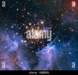 NASA IMAGE release Juni 6, 2010 Wie ein Feuerwerk am 4. Juli eine junge, glitzernde Sammlung von Sternen sieht aus wie eine Antenne burstanzeige. Der Cluster wird von Wolken aus interstellarem Gas und Staub - der Rohstoff für neue Sternentstehung umgeben. Der Nebel, der 20.000 Lichtjahre entfernt im Sternbild Carina, enthält ein zentrales Cluster von riesigen, heiße Sterne, genannt NGC3603. Diese Umgebung ist nicht so friedlich wie es aussieht. Uv-Strahlung und heftige stellare Winde haben eine enorme Hohlraum im Gas und Staub Kuvertierung der Cluster geblasen, die einen ungehinderten Blick auf die Cluster. Stockfoto