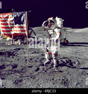 A. Eugene Cernan, Commander, Apollo 17 begrüßt die Flagge auf der Mondoberfläche während Extra Vehicular Activity (EVA) der NASA die Mondlandung Mission. Die Landefähre "Challenger" wird im linken Hintergrund hinter der Flagge und das Lunar Roving Vehicle (LRV) auch im Hintergrund hinter ihm. Während die Astronauten Cernan und Schmitt hernieder in der Challenger die Taurus-Littrow Region des Mondes zu erkunden, Astronaut Ronald E. Evans, Befehl Modul Pilot, blieb mit dem Command/Service Module (CSM) 'America' in Lunar Orbit. Cernan Springen begrüßt Flag (9460247018) Stockfoto