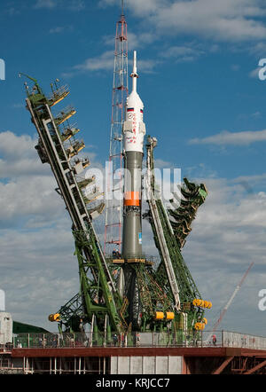 Starten sie Gerüste um die Sojus Rakete kurz nach ihrer Ankunft auf der Startrampe Dienstag, Oktober 5, 2010 auf dem Kosmodrom Baikonur in Kasachstan. Die Sojus TMA-01 M soll die Besatzung der "Expedition 25" zur Internationalen Raumstation am Freitag, Oktober 8, 2010 um 5 Start: 10:00 Uhr Photo Credit: (NASA/Carla Cioffi) Sojus TMA-01 M in vertikaler Stellung angehoben Stockfoto