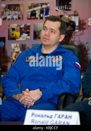 Expedition 25 Kosmonaut und Bordingenieur Oleg Skripochka ist während einer Pressekonferenz auf der Kosmonaut Hotel in Baikonur, Kasachstan am Mittwoch, 6. Oktober 2010 statt. Photo Credit: (NASA/Carla Cioffi) Oleg Skripochka 2010-10-06 Stockfoto