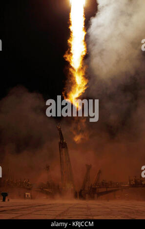 Die Sojus TMA-01 M Raketenstarts vom Kosmodrom Baikonur in Kasachstan am Freitag, den 8. Oktober 2010 die Expedition 25 Sojus Kommandant Alexander Kaleri Russlands, NASA-Flugingenieur Scott J. Kelly und Bordingenieur Oleg Skripochka zur Internationalen Raumstation. Die Sojus TMA-01 M Rakete in 5:10:00 Kasachstan Zeit. (Foto: NASA/Carla Cioffi) Expedition 25 Starten Stockfoto