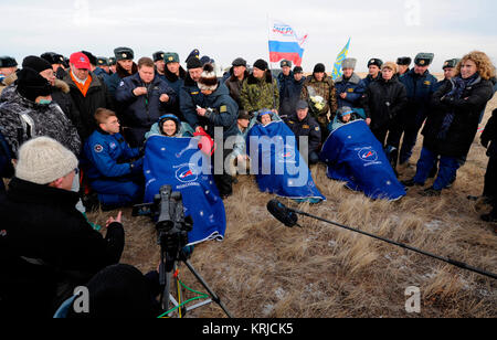 Sojus TMA-19 Crewmitglieder einschließlich Expedition 25 Commander Doug Wheelock, Links, und Flugingenieure Fyodor Yurchikhin und Shannon Walker sind nach vom Th Kapsel in der Nähe der Stadt Arkalyk in Kasachstan am Freitag, November 26, 2010 entfernt. Der russische Kosmonaut Yurchikhin und NASA-Astronauten Wheelock und Walker, kehren aus sechs Monate an Bord der Internationalen Raumstation, wo sie als Mitglieder der Expedition 24 und 25 Mannschaften serviert. Photo Credit: (NASA/Bill Ingalls) Sojus TMA-19 Besatzungsmitglieder nach der Landung Stockfoto