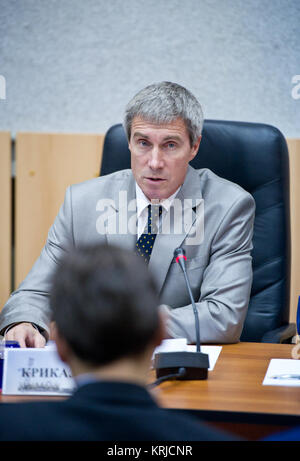 Sergej Krikaljow, Leiter des Gagarin Cosmonaut Training Centre, spricht an der Staatlichen Kommission treffen in der Kosmonaut Hotel in Baikonur, Kasachstan am Dienstag, Dez. 14, 2010 statt. Photo Credit: (NASA/Carla Cioffi) Sergej Krikaljow spricht auf der Sitzung der Kommission am Dienstag, Dez. 14, 2010 Stockfoto