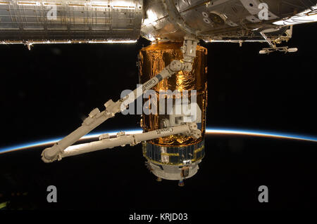 ISS-26 HTV-2 ausgesetzt Palette durch Canadarm2 auseinander gesetzt Stockfoto
