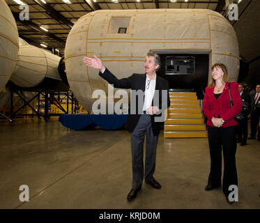 Die stellvertretende NASA Administrator Lori Garver ist eine Tour durch die Bigelow Aerospace Einrichtungen, die von der Gesellschaft Präsident Robert Bigelow am Freitag, Feb 4, 2011, in Las Vegas. Die NASA hat diskutiert, um potenzielle Möglichkeiten für eine Partnerschaft mit Bigelow für seine aufblasbaren Lebensraum Technologien als Teil der NASA-Ziel, innovative Technologien zu entwickeln, um sicherzustellen, dass die US-Raumfahrt in Zukunft wettbewerbsfähig bleibt. Photo Credit: (NASA/Bill Ingalls) Robert Bigelow und Lori Garver an der Bigelow Aerospace Einrichtungen Stockfoto