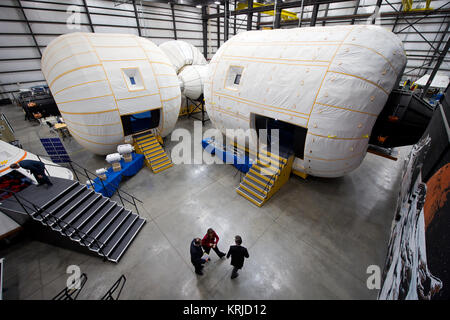 Die stellvertretende NASA Administrator Lori Garver ist eine Tour durch die Bigelow Aerospace Einrichtungen, die von der Gesellschaft Präsident Robert Bigelow am Freitag, Feb 4, 2011, in Las Vegas. Die NASA hat diskutiert, um potenzielle Möglichkeiten für eine Partnerschaft mit Bigelow für seine aufblasbaren Lebensraum Technologien als Teil der NASA-Ziel, innovative Technologien zu entwickeln, um sicherzustellen, dass die US-Raumfahrt in Zukunft wettbewerbsfähig bleibt. Photo Credit: (NASA/Bill Ingalls) Bigelow Aerospace Einrichtungen Stockfoto