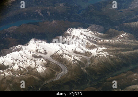 Berner Alpen, Schweiz Berner Alpen, die Schweiz ist in diesem Bild durch eine Expedition 13 Crewmitglied an Bord der Internationalen Raumstation fotografiert. Die beeindruckenden Berge der Alpen erstreckt sich über viel von Mitteleuropa, mit sieben Ländern behaupten, Teile der Berge innerhalb ihrer Grenzen (Deutschland, Frankreich, Schweiz, Italien, Liechtenstein, Österreich und Slowenien). Die eiszeitliche Landschaft der Berner Alpen, im Südwesten der Schweiz gelegen, ist gut mit dieser Ansicht dargestellt. Das Bild wurde durch ein Besatzungsmitglied nach Norden - Nordwesten, während der Bahnhof wurde l Stockfoto