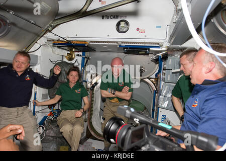 STS-133 ISS-26 Crew Mitglieder kurz nach der Luken wurden geöffnet Stockfoto